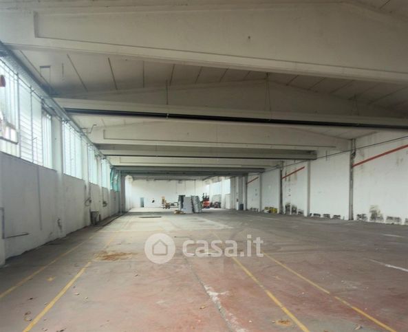 Capannone in commerciale in 