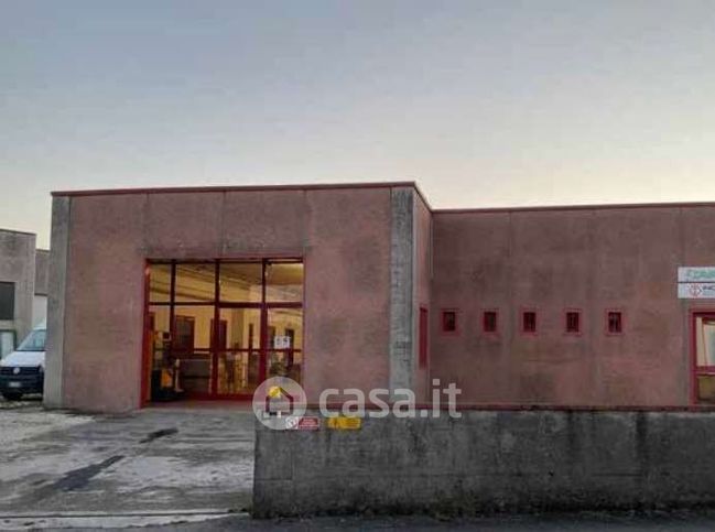 Capannone in commerciale in Via del Lavoro