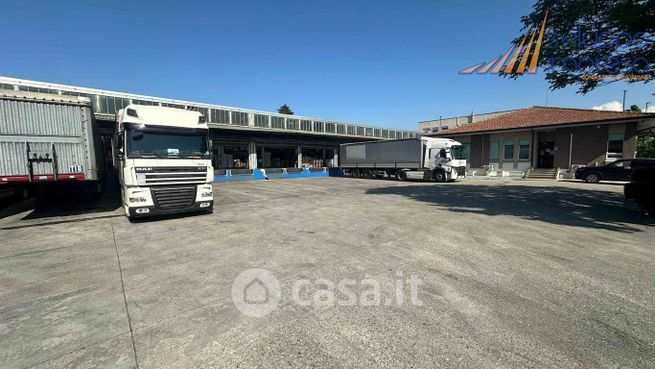Capannone in commerciale in 