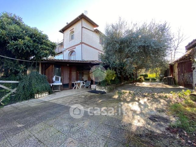 Villa in residenziale in Strada di Colle Pedeschiavo 144