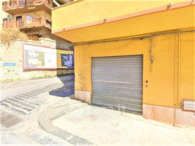 Box/posto auto in residenziale in Via Esseneto 49