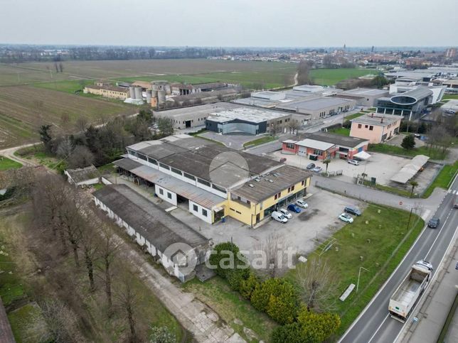 Capannone in commerciale in Via Parma 70