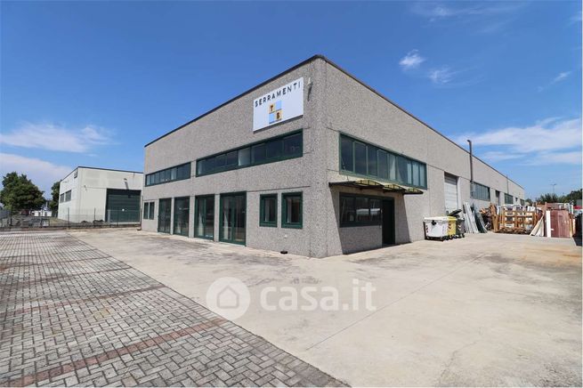 Ufficio in commerciale in Via Parigi 28