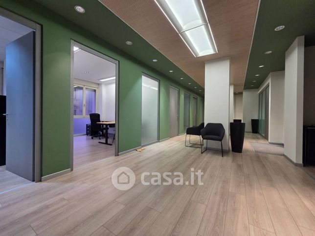 Ufficio in commerciale in 
