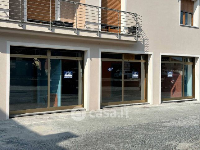 Attivitã /licenza (con o senza mura) in commerciale in Via Cuneo 2