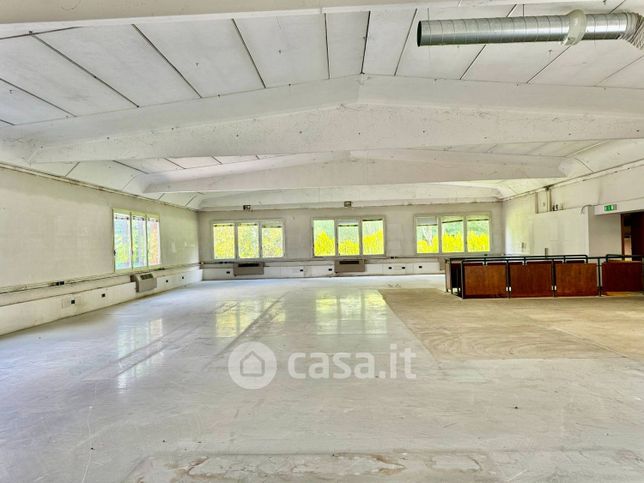Capannone in commerciale in Via Enrico Mattei