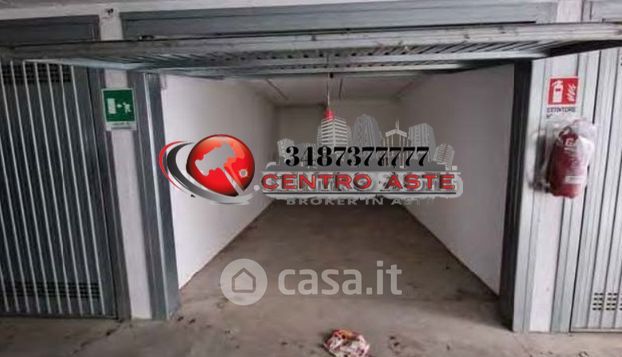 Box/posto auto in residenziale in Via Pietro Romani