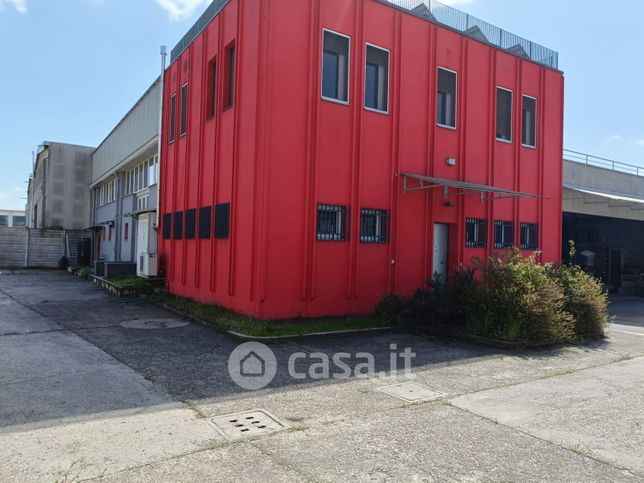 Capannone in commerciale in Via Marche 12