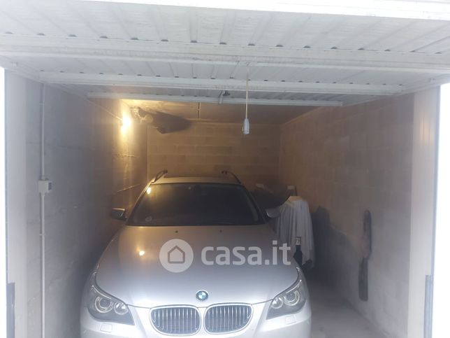 Box/posto auto in residenziale in Via Luciano Manara 62