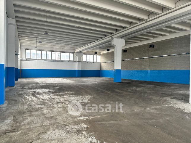 Capannone in commerciale in Via Meucci