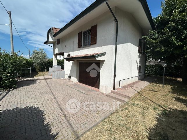 Villa in residenziale in Via Zandonai 3