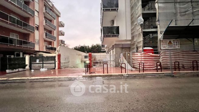 Box/posto auto in residenziale in Via Zara 17
