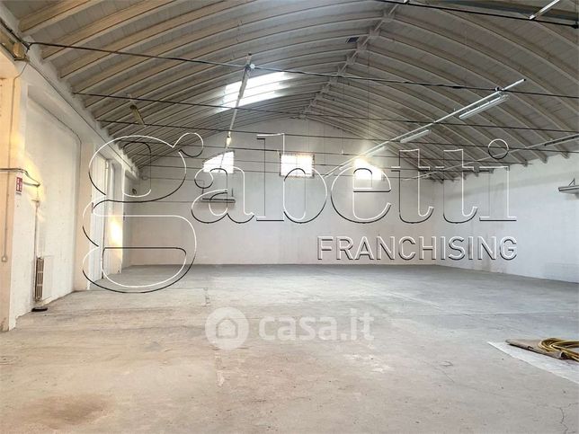 Capannone in commerciale in Via Bologna