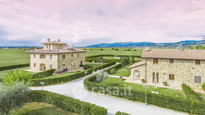 Rustico/casale in residenziale in Strada Provinciale 28 Siena-Cortona