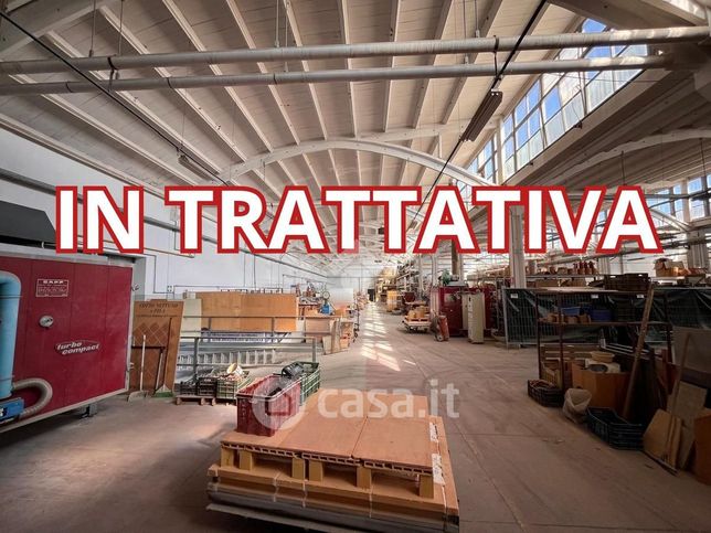 Capannone in commerciale in 