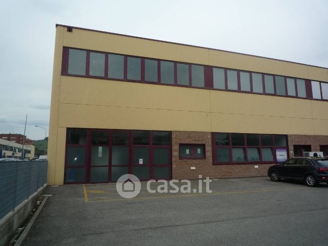 Capannone in commerciale in 