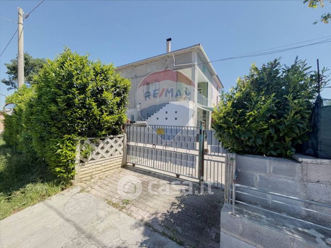 Casa bi/trifamiliare in residenziale in Contrada Follani 300