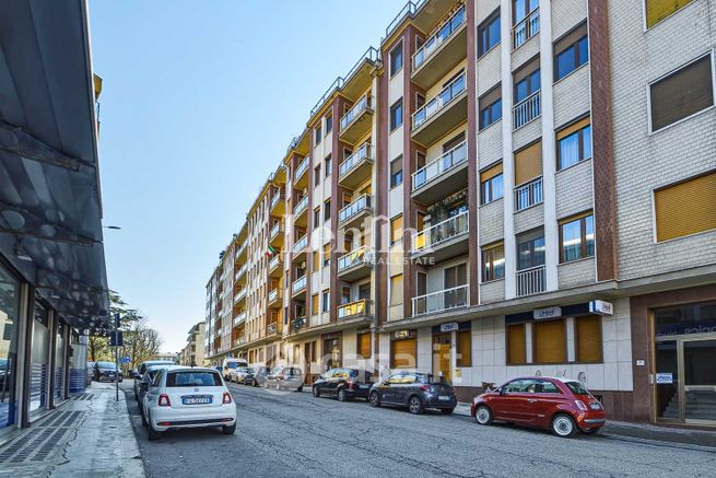 Appartamento in residenziale in Viale Montebello 1