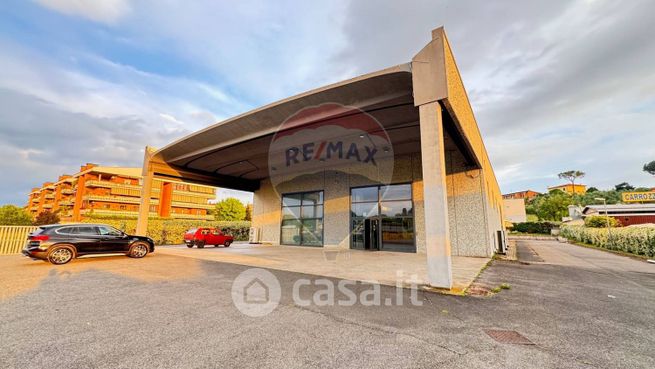 Capannone in commerciale in Via Antonio Carruccio 107