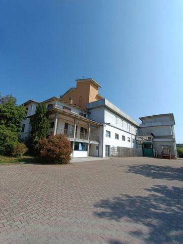 Capannone in commerciale in Via Cascinapiano 24