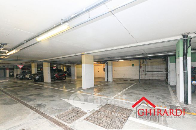 Box/posto auto in residenziale in Via Bombrini