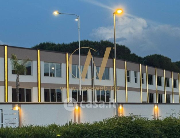 Ufficio in commerciale in Viale Melvin Jones 14