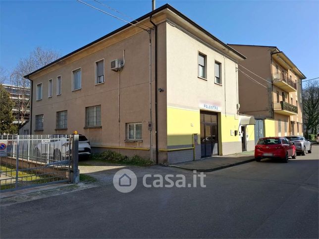 Negozio/locale commerciale in commerciale in Via Grondana 14