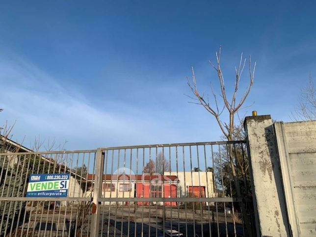 Capannone in commerciale in 