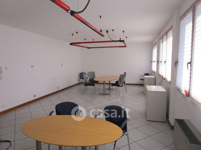 Ufficio in commerciale in 