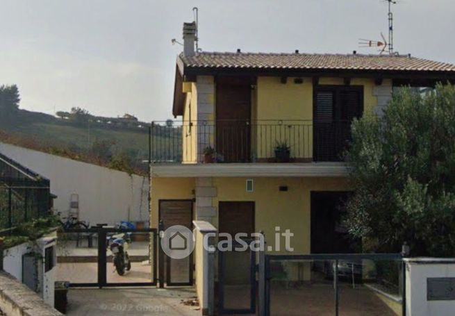 Casa bi/trifamiliare in residenziale in Contrada San Giovanni 3 a