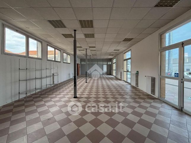 Ufficio in commerciale in Via San Barassi 27