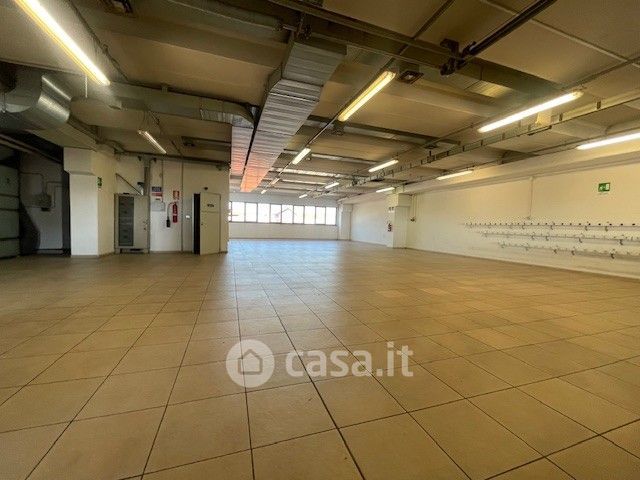 Capannone in commerciale in 