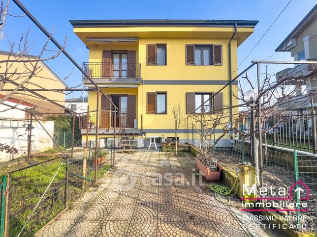 Villa in residenziale in Via Lombardi