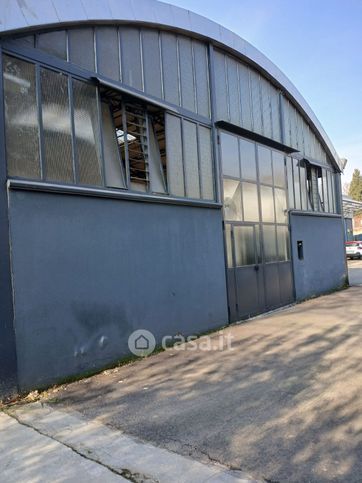 Capannone in commerciale in 