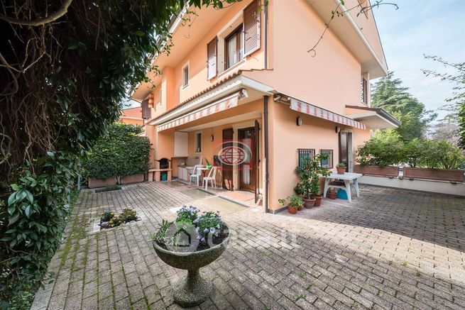 Casa bi/trifamiliare in residenziale in 