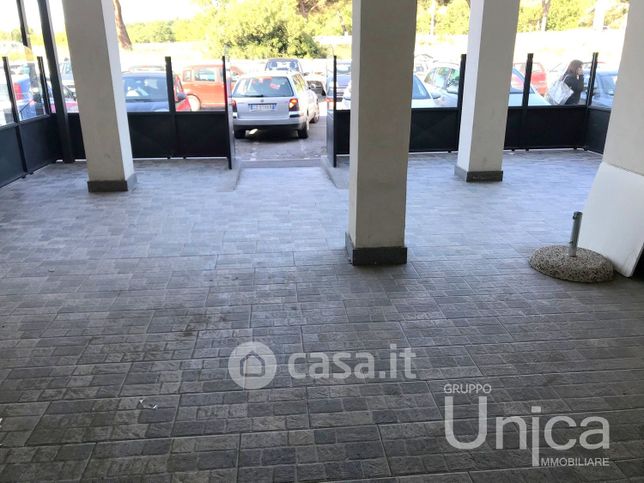Negozio/locale commerciale in commerciale in Via Arturo Pompeati Luchini 32