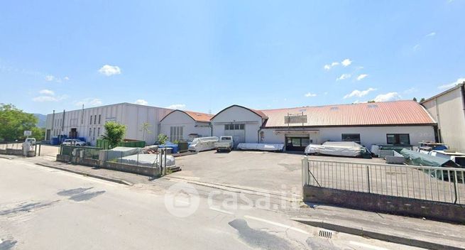 Capannone in commerciale in Via Achille Grandi