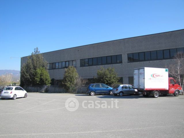 Capannone in commerciale in 
