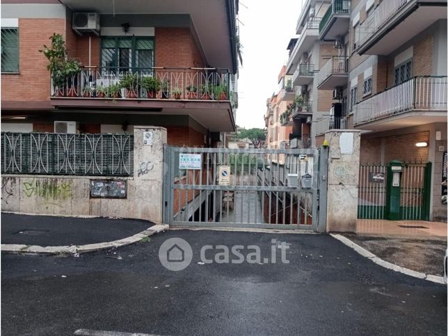 Garage/posto auto in residenziale in Via degli Ontani 48