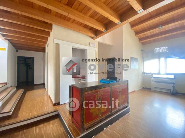 Ufficio in commerciale in 