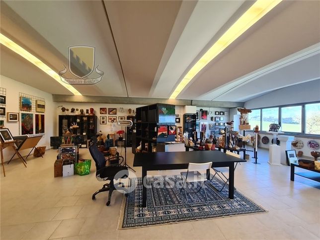 Capannone in commerciale in 