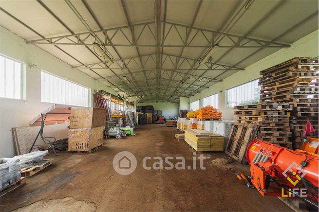 Capannone in commerciale in Via Monte Grappa 87