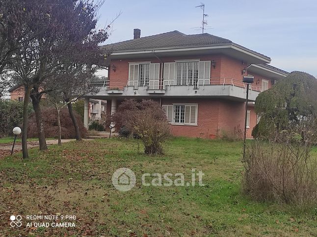Casa bi/trifamiliare in residenziale in Strada Fontanile