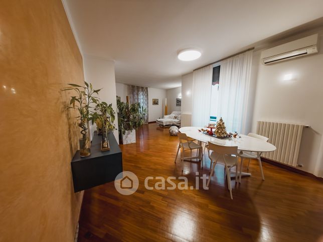 Appartamento in residenziale in Via Erba