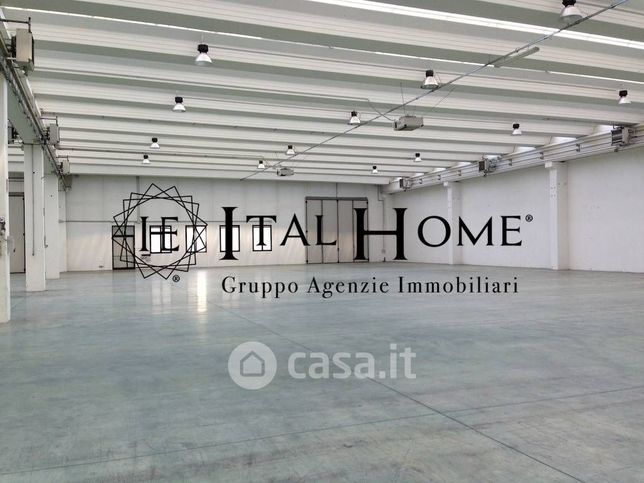 Capannone in commerciale in 