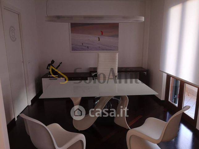 Ufficio in commerciale in 