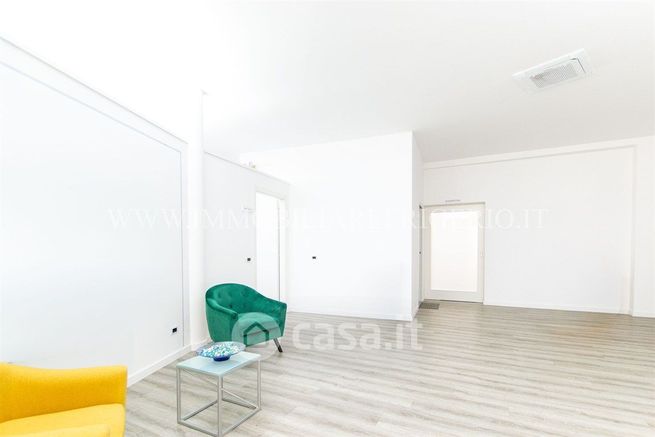 Ufficio in commerciale in 