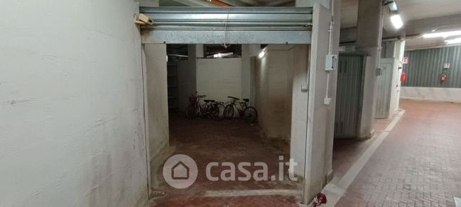 Box/posto auto in residenziale in Via Milano 27