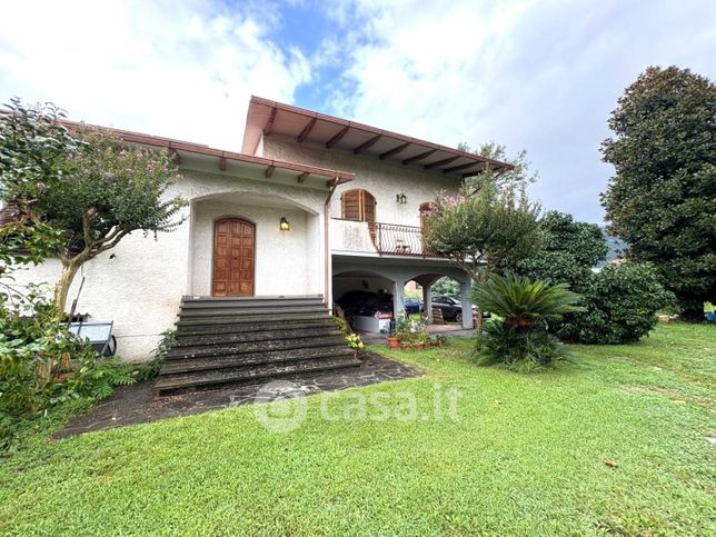 Villa in residenziale in Via Parlascio 12