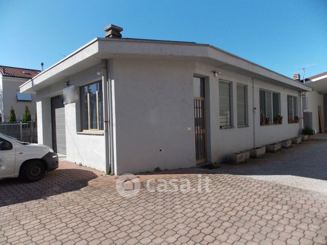 Capannone in commerciale in